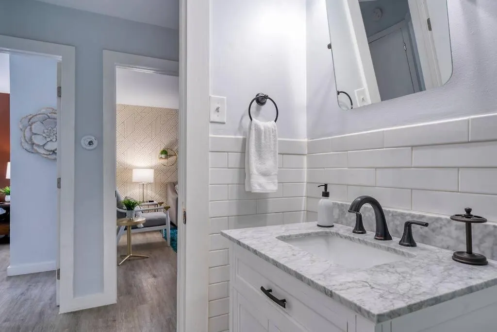 2Br 1Ba Duplex House King Beds Great For Small Groups Close To All Uptown Charlotte Attractions